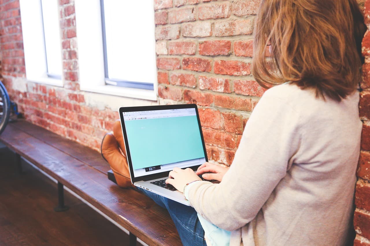 designer-works-on-laptop