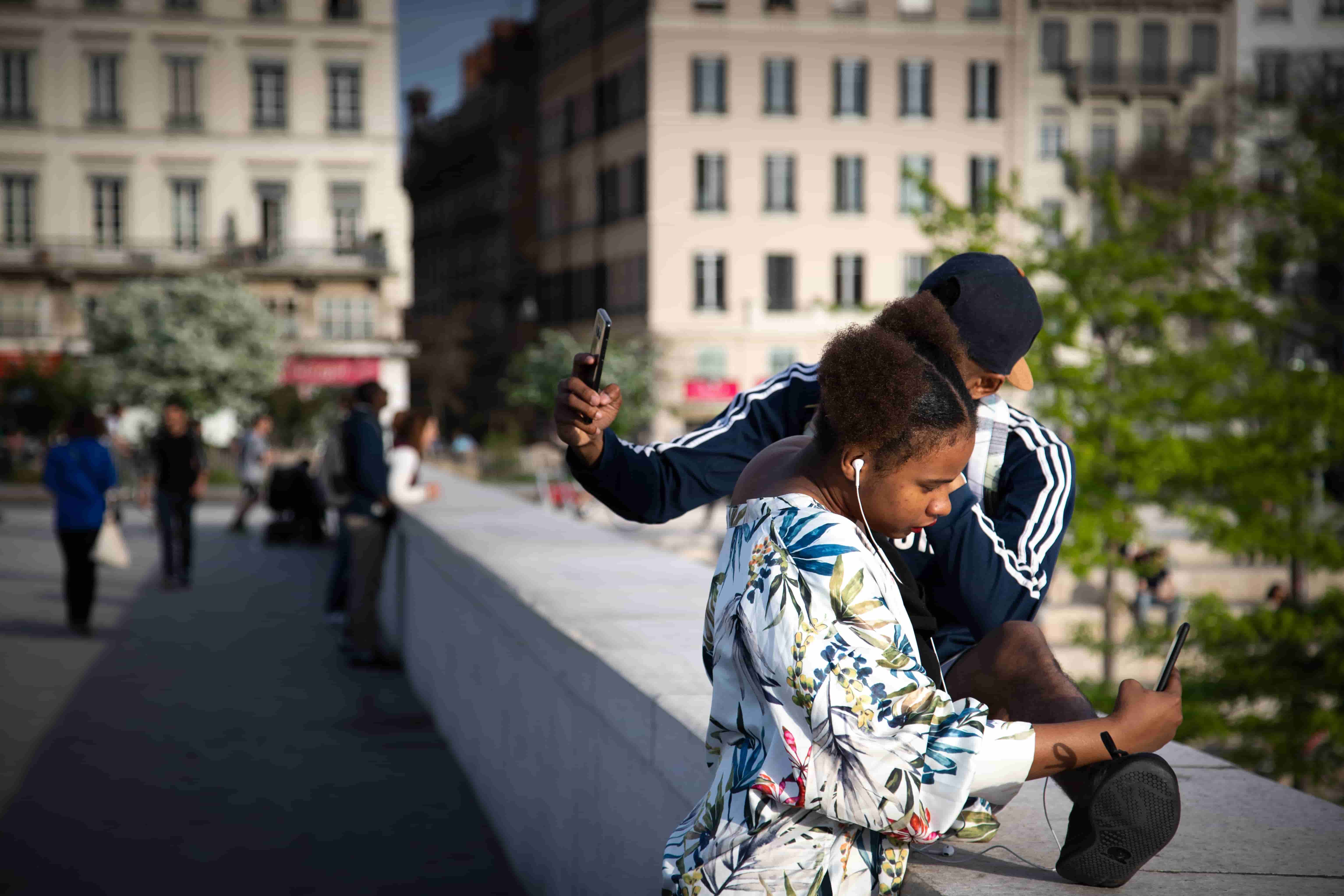 Therapists Reveal Mobile Phones Are Negatively Impacting Relationships